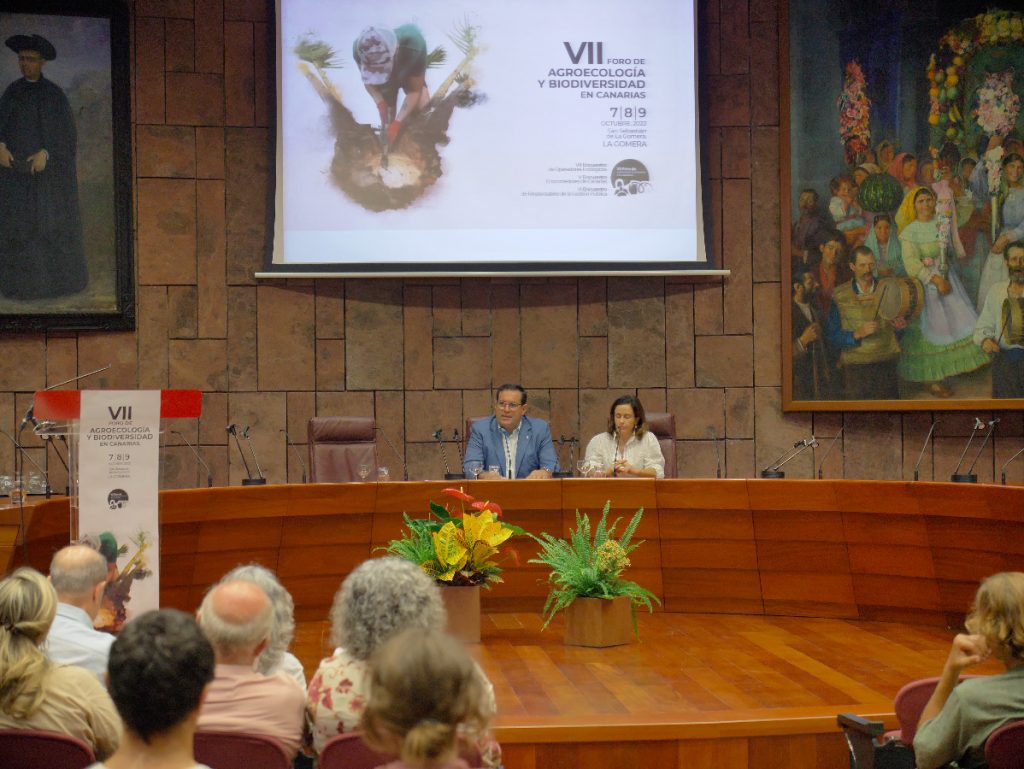 Angélica Padilla, consejera de Desarrollo Rural y Sector Primario del Cabildo de La Gomera y José Basilio Pérez, director general del ICCA, inauguraron el VII Foro de Agroecología y Biodiversidad en Canarias.