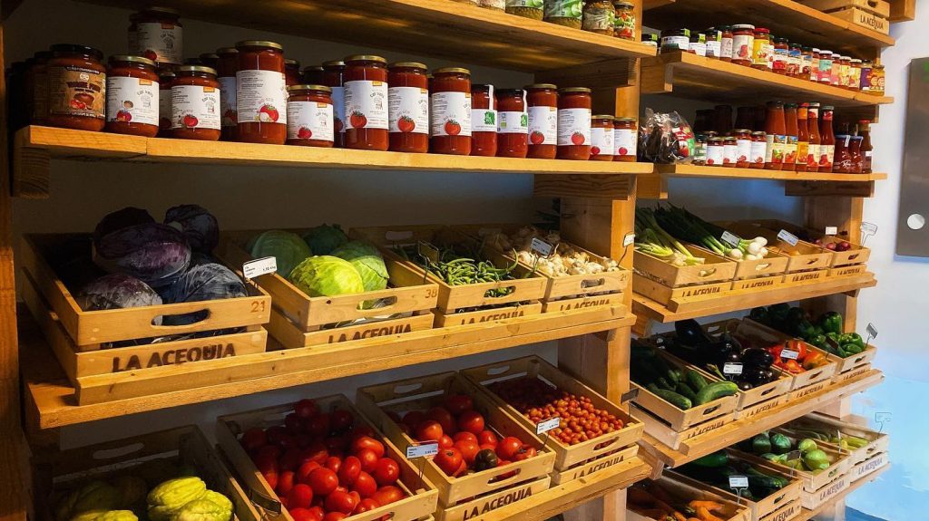 La tienda de productos ecológicos La Acequia, ubicada en La Laguna, cumple diez años desde su apertura. Víctor, uno de sus propietarios, nos cuenta su experiencia.