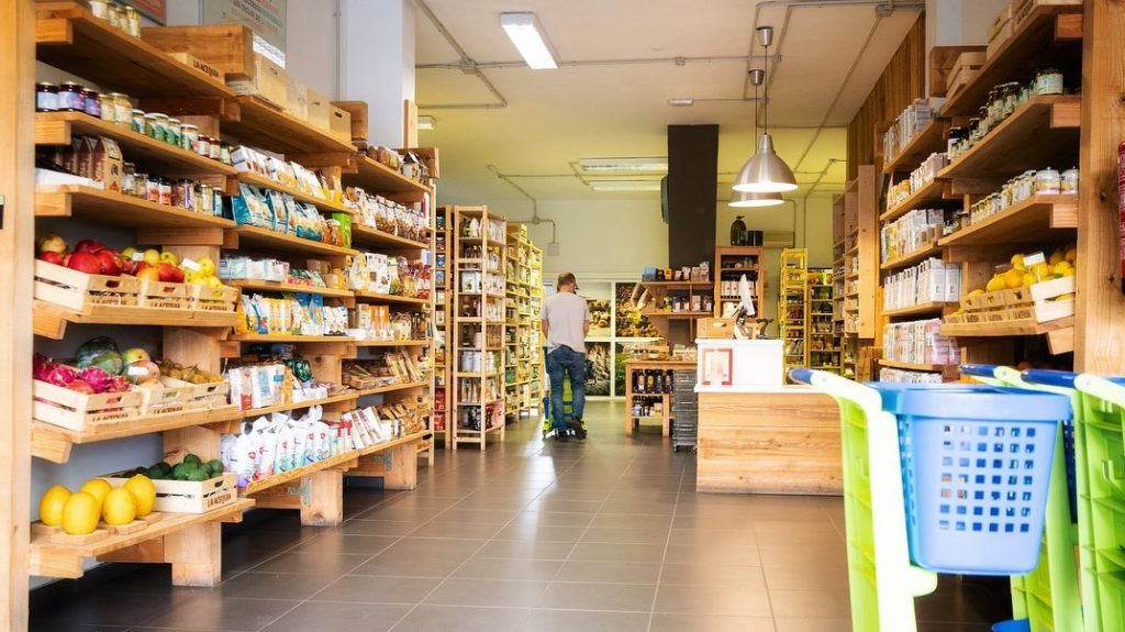 La tienda de productos ecológicos La Acequia, ubicada en La Laguna, cumple diez años desde su apertura. Víctor, uno de sus propietarios, nos cuenta su experiencia.